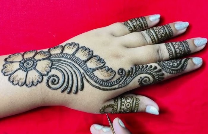 Simple Back Hand Arabic Mehndi